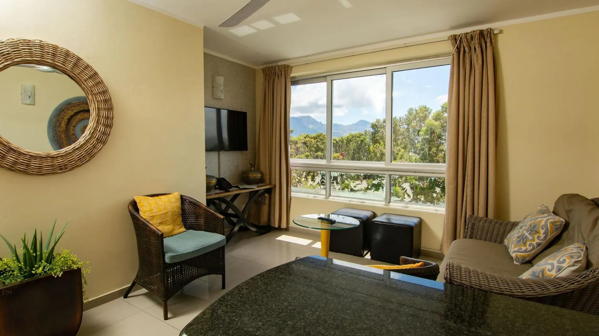 Ocean Breeze Hotel Strand 3*,